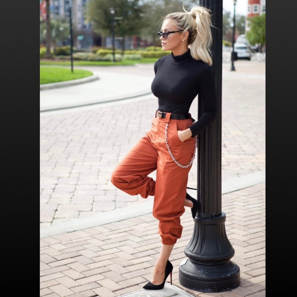 I am Gia Cobain pant in rust size small